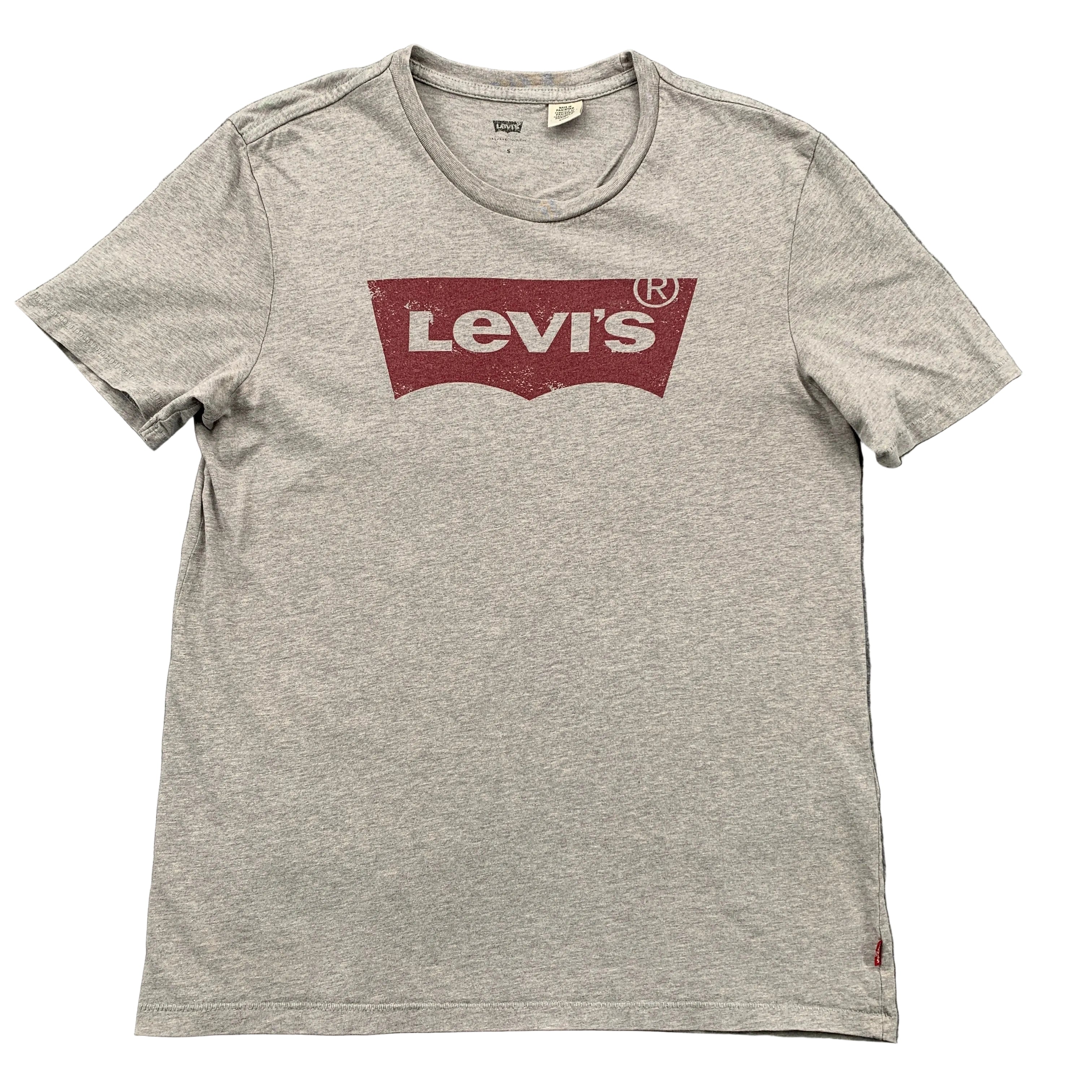 Gray Levi's t-shirt on a gray background