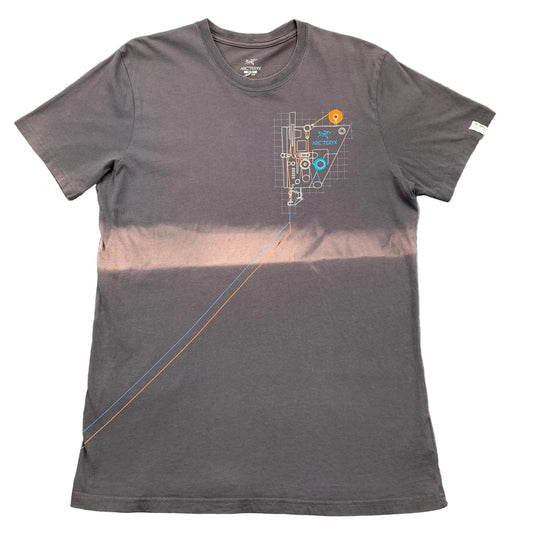 Gray t-shirt with geometric design on a gray surface